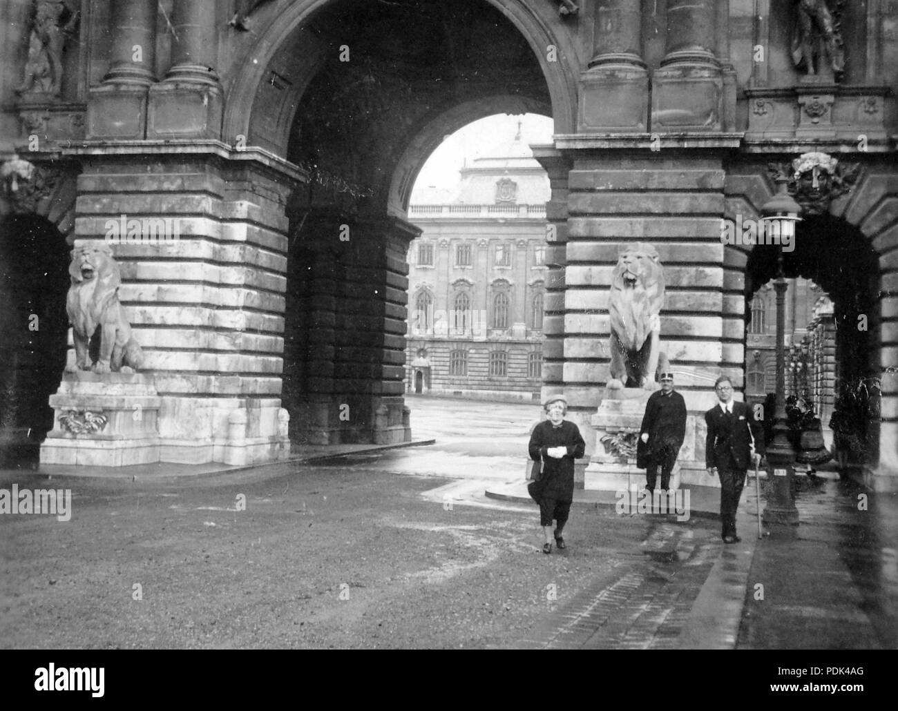 89 Budapest I., Királyi Palota, Hunyadi udvar, Oroszlános Kapu, háttérben a Nagy udvar. Fortepan 4757 Stockfoto