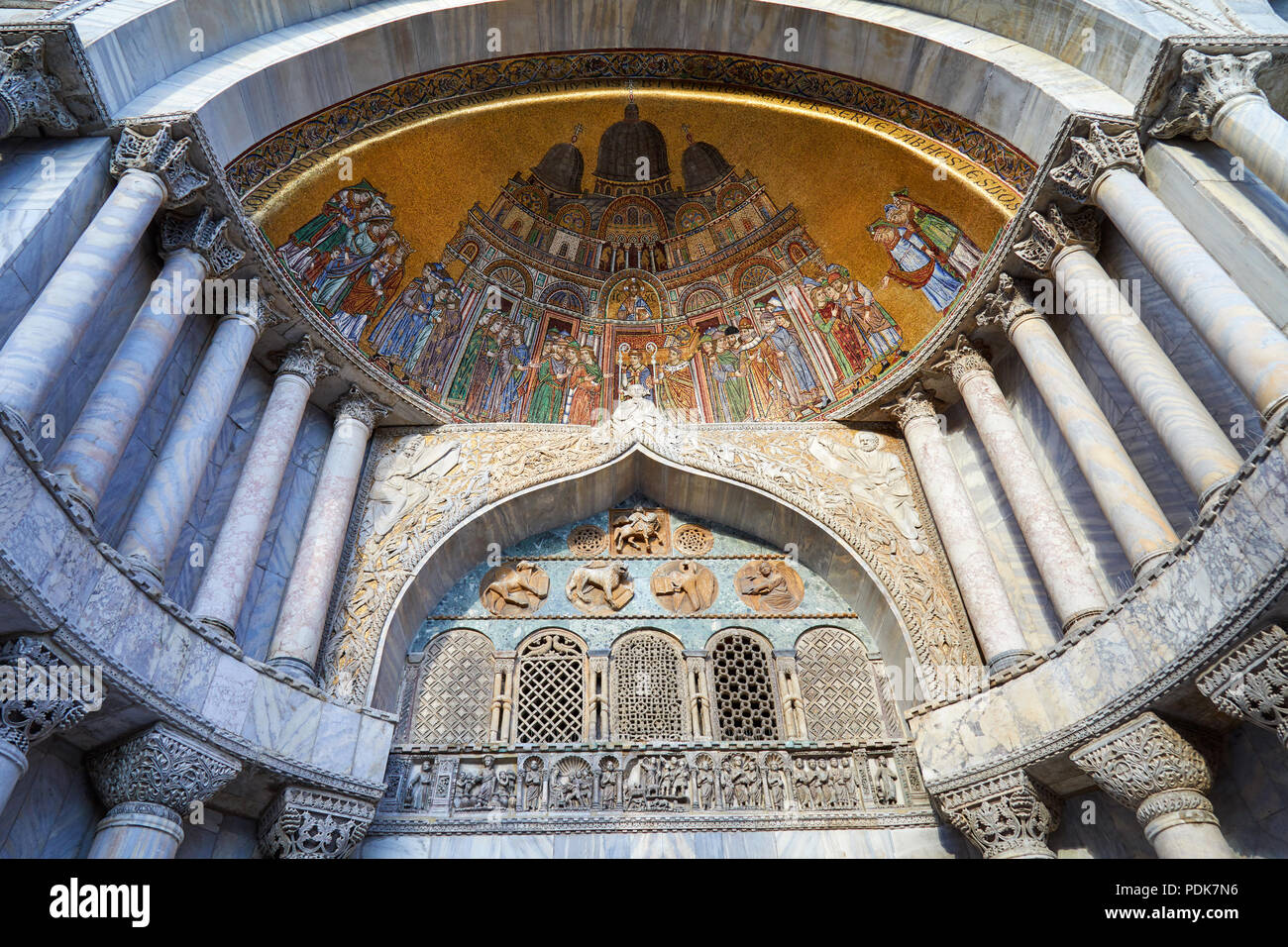 Venedig, San Marco Basilika Fassade details mit goldenen, bunten Mosaiken und Marmor Spalten in Italien Stockfoto