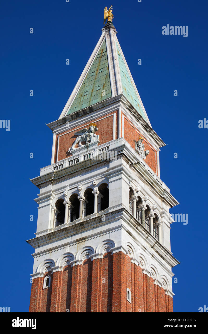 San Marco Glockenturm in der Nähe bis in Venedig in einem sonnigen Sommertag, blauer Himmel Stockfoto