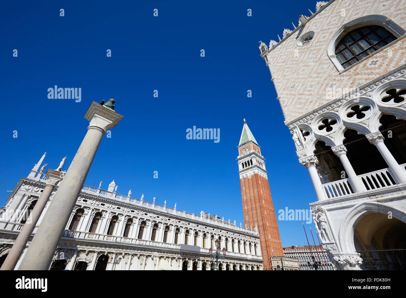 San Marco Glockenturm, nationalen Marciana Bibliothek und Dogenpalast Low Angle View, Clear blue sky in Venedig, Italien Stockfoto