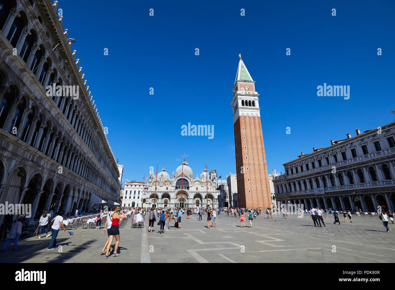Piazza San Marco, Basilika, Glockenturm und den Platz mit Menschen und Touristen, klaren, blauen Himmel an einem sonnigen Sommertag in Italien Stockfoto