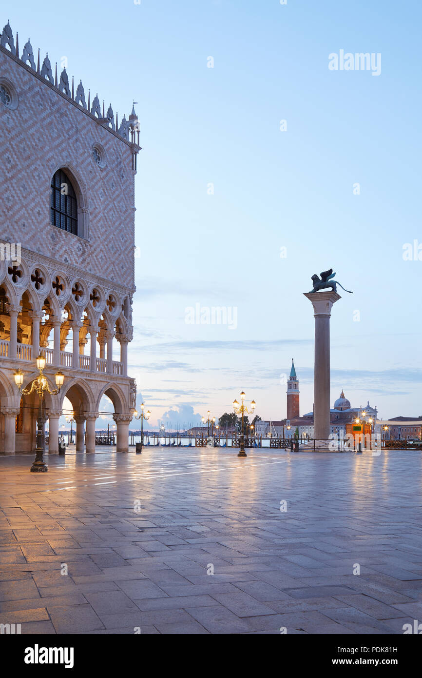 San Marco Platz mit Spalte mit geflügelten Löwen und Dogenpalast, niemand am frühen Morgen in Venedig, Italien Stockfoto