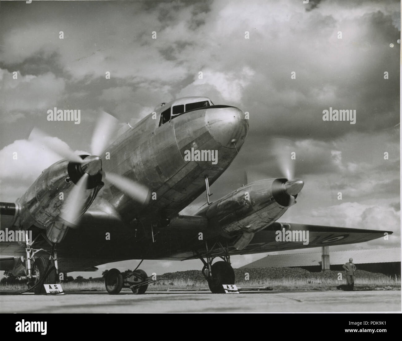 40 Douglas Dakota mit als Mamba Motor on air Strip, 1944 - 1954 Stockfoto