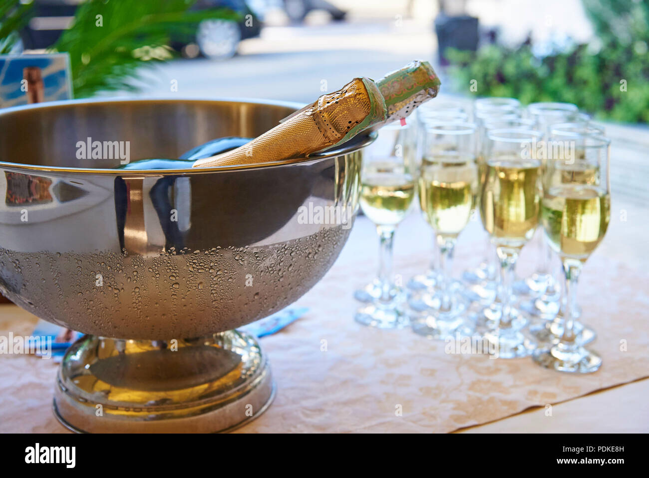 Eine Schüssel mit kaltem Champagner auf dem Tisch mit gefüllten Gläser  Stockfotografie - Alamy