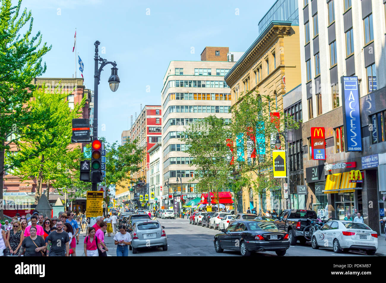 Montreal, Kanada - 5. August 2018: Central Saint Catherine Street in Downtown Montreal, Kanada Stockfoto