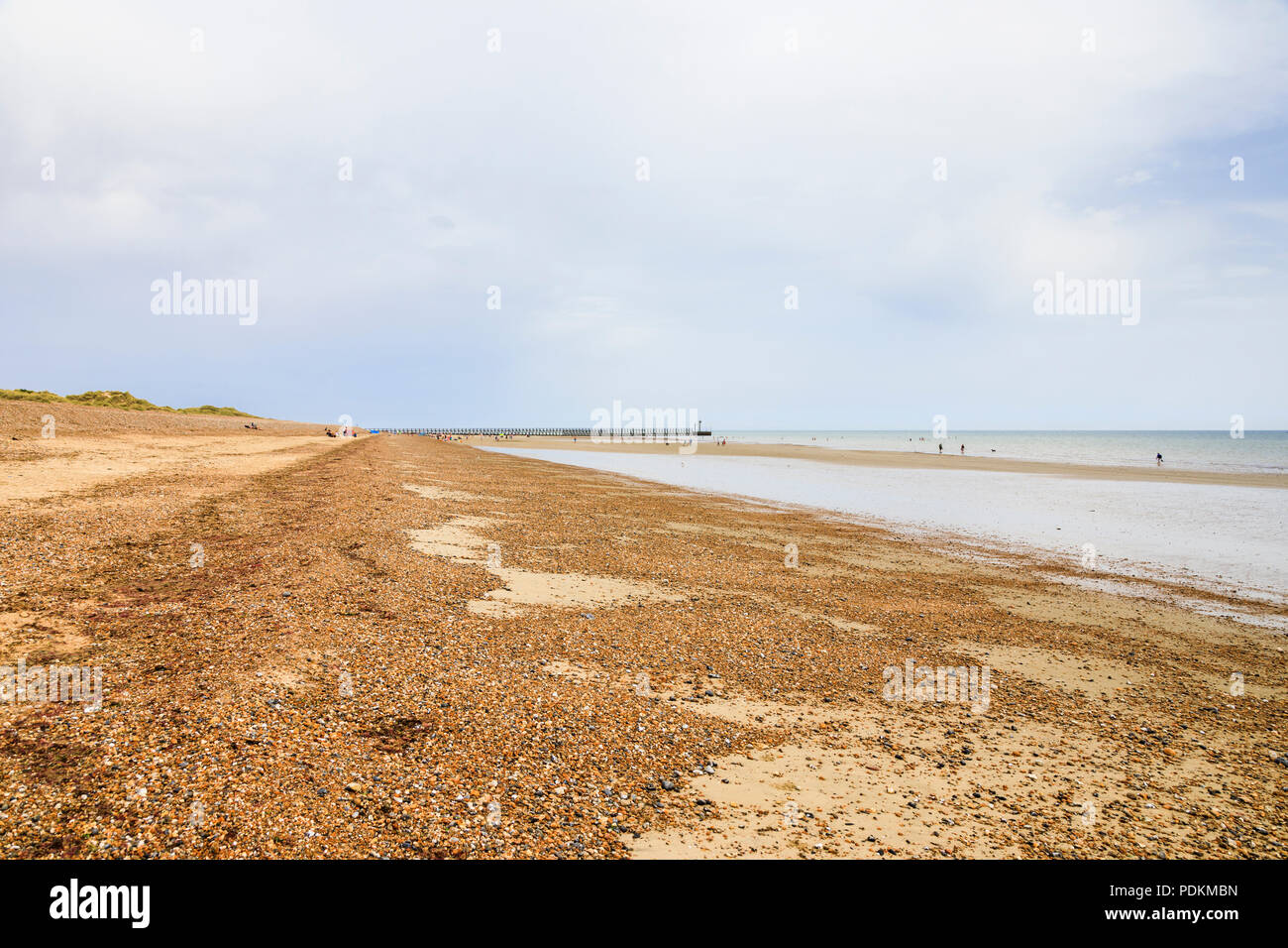 Kiesel Ridge auf Sand bei West Beach, Littlehampton, einem kleinen Ferienort an der Südküste in West Sussex, UK im Sommer Stockfoto