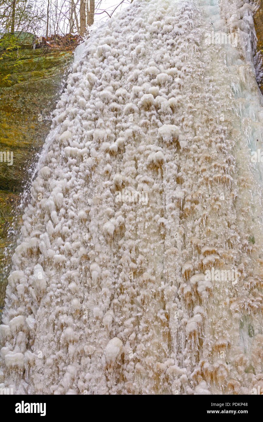 Details zu einem gefrorenen Wasserfall in Wildcat Canyon verhungerte Rock State Park, Illinois Stockfoto