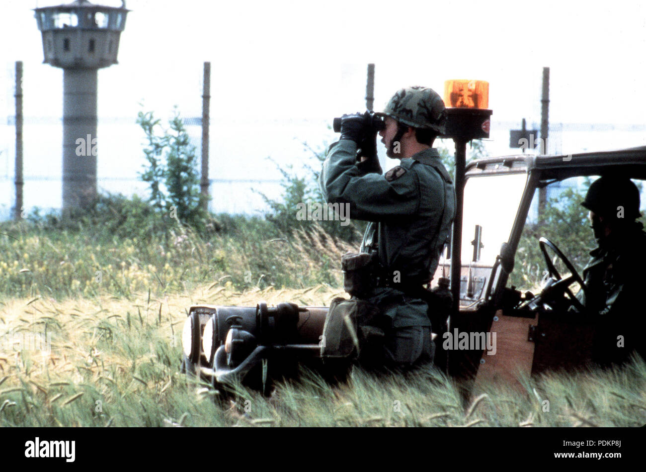 Mitglieder der US Army Berlin Brigade ein Segment der Berliner Mauer aus dem Westen Deutsche Seite beobachten. Mitglieder der Wall Patrol werden von der Feuerwehr Einheiten im Rotationsverfahren gewählt, Patrouillen in der Regel darunter sechs Männer in zwei Jeeps täglich gesendet. Stockfoto