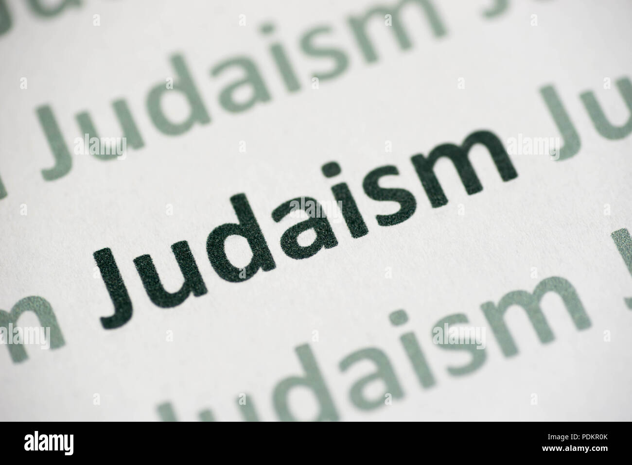 Wort Judentum auf weißem Papier Makro gedruckt Stockfoto