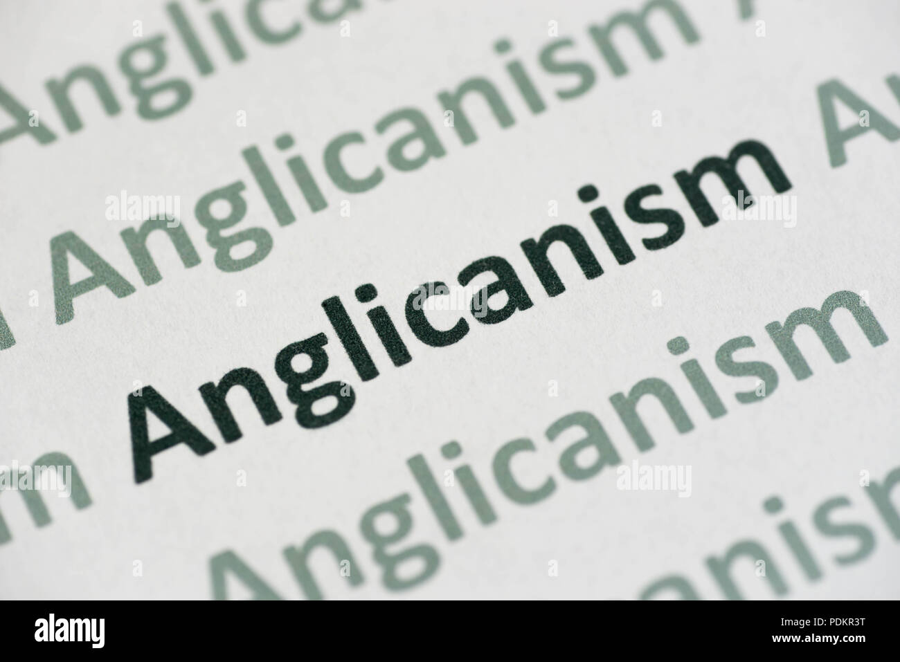 Wort Anglikanismus auf weißem Papier Makro gedruckt Stockfoto