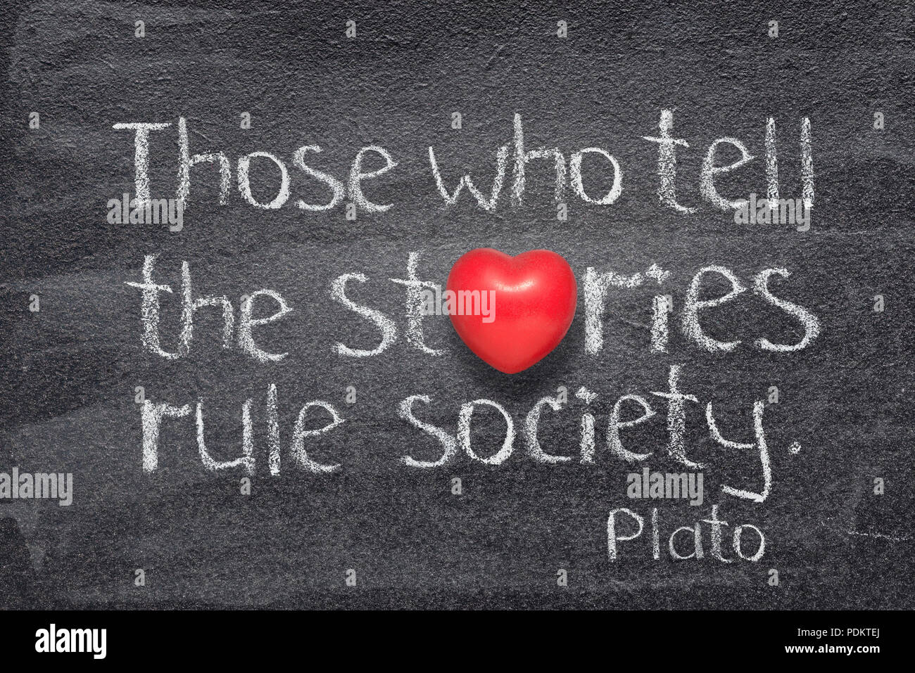 Wer erzählen Geschichten berühmtes Zitat des antiken griechischen Philosophen Platon auf Schiefertafel mit roten Herzen Symbol statt O schriftliche Stockfoto