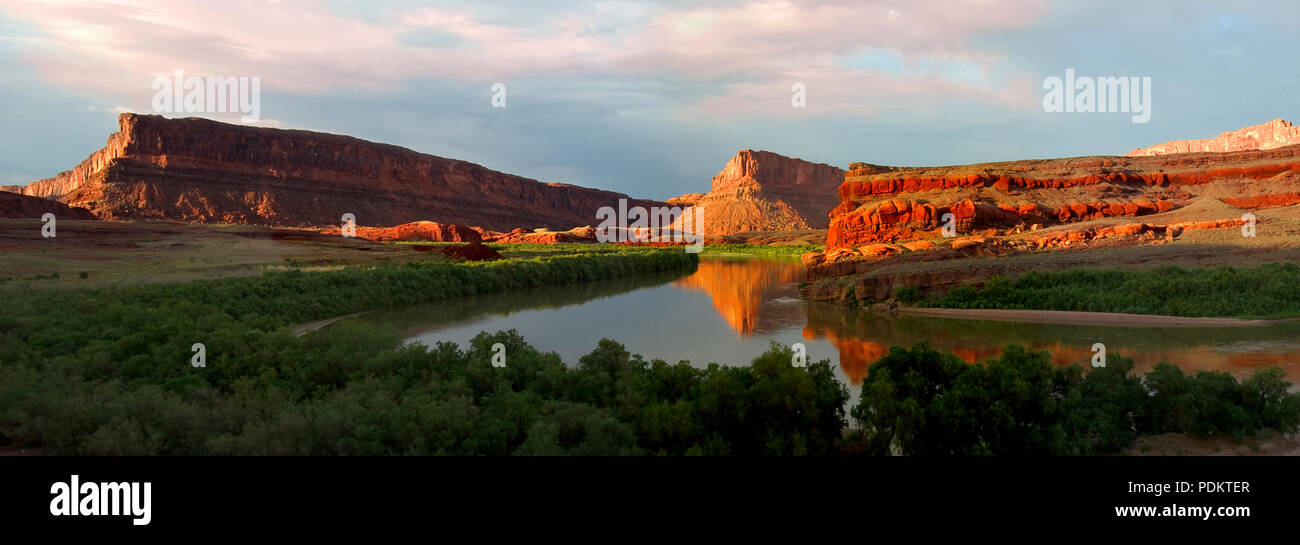 Panoramablick auf die Felsen entlang der alten Colorado River in Utah in der Nähe von Moab, Utah. Stockfoto