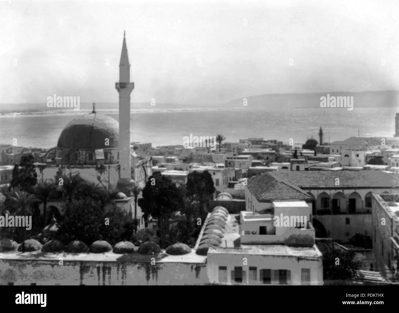 9 Blick auf Morgen und die Küste. Eine Moschee und Minarett sind auf der linken Seite. Dies ist das vierte Bild in einem 7 Teil Panorama. c 1918. B 02197 Stockfoto