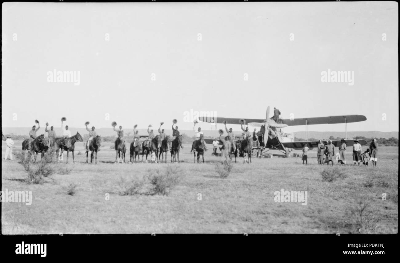 9 Aborigines und stockmen zu Pferd vor der De Havilland DH 61 Giant Moth Doppeldecker airliner G-AUHW "Canberra" verabschieden Les Holden und Crew, Flora Valley, Western Australien, 23. April 1929. (7974549457) Stockfoto