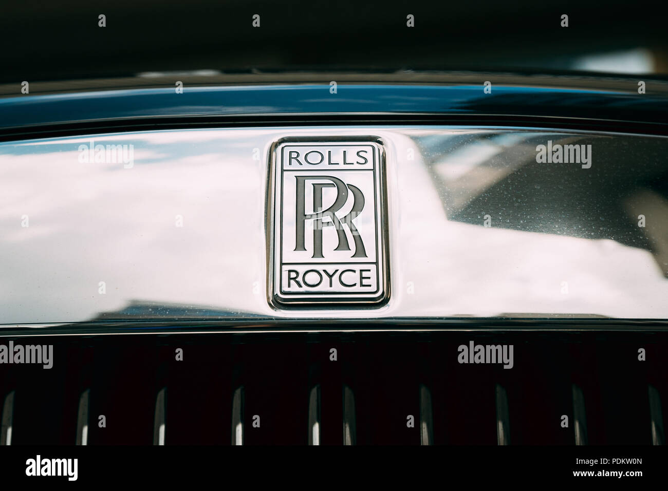 Prag, Tschechische Republik - 22. September 2017: Ansicht schließen Von Logo Logo Zeichen von Rolls-Royce auf dem Auto. Stockfoto