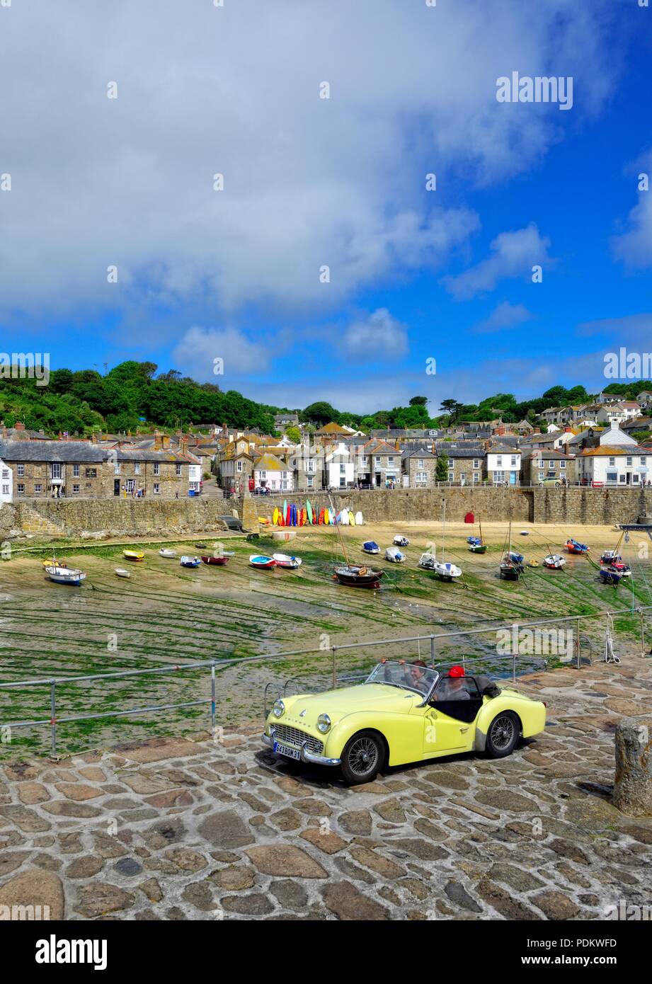 Gelbe Triumph TR3 verlassen den Hafen Parkplatz in, Fowey, Cornwall, England, Großbritannien Stockfoto