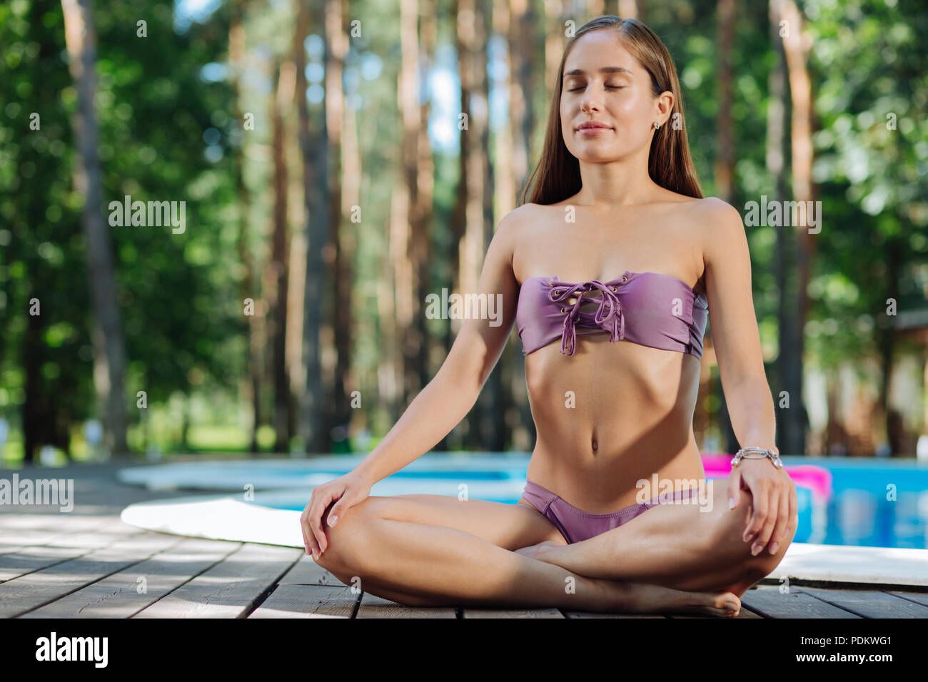 Dunkelhaarige Frau auf der Suche nach Harmonie Yoga Stockfoto