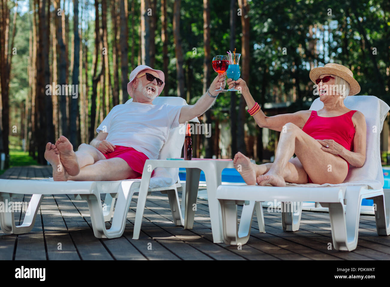 Glücklich strahlenden Rentner verbringen ihr Wochenende in der Nähe des