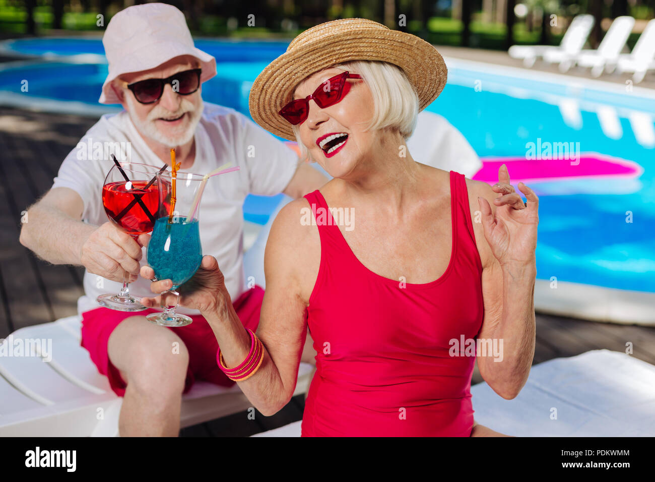 Moderne reifer Mann und Frau trinkt Cocktails erfrischende Stockfoto