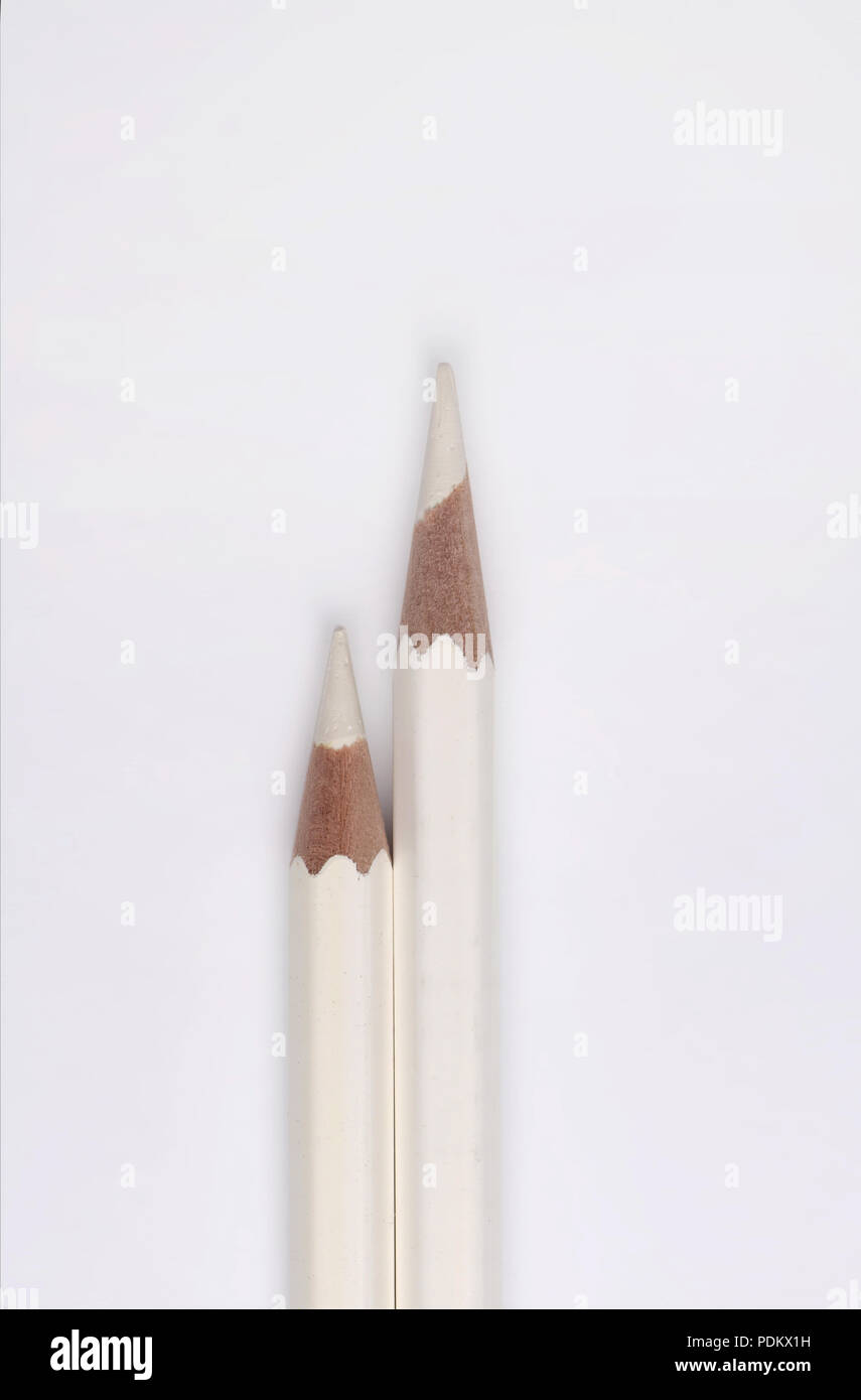 Weiße Bleistifte auf weißem Hintergrund Stockfoto