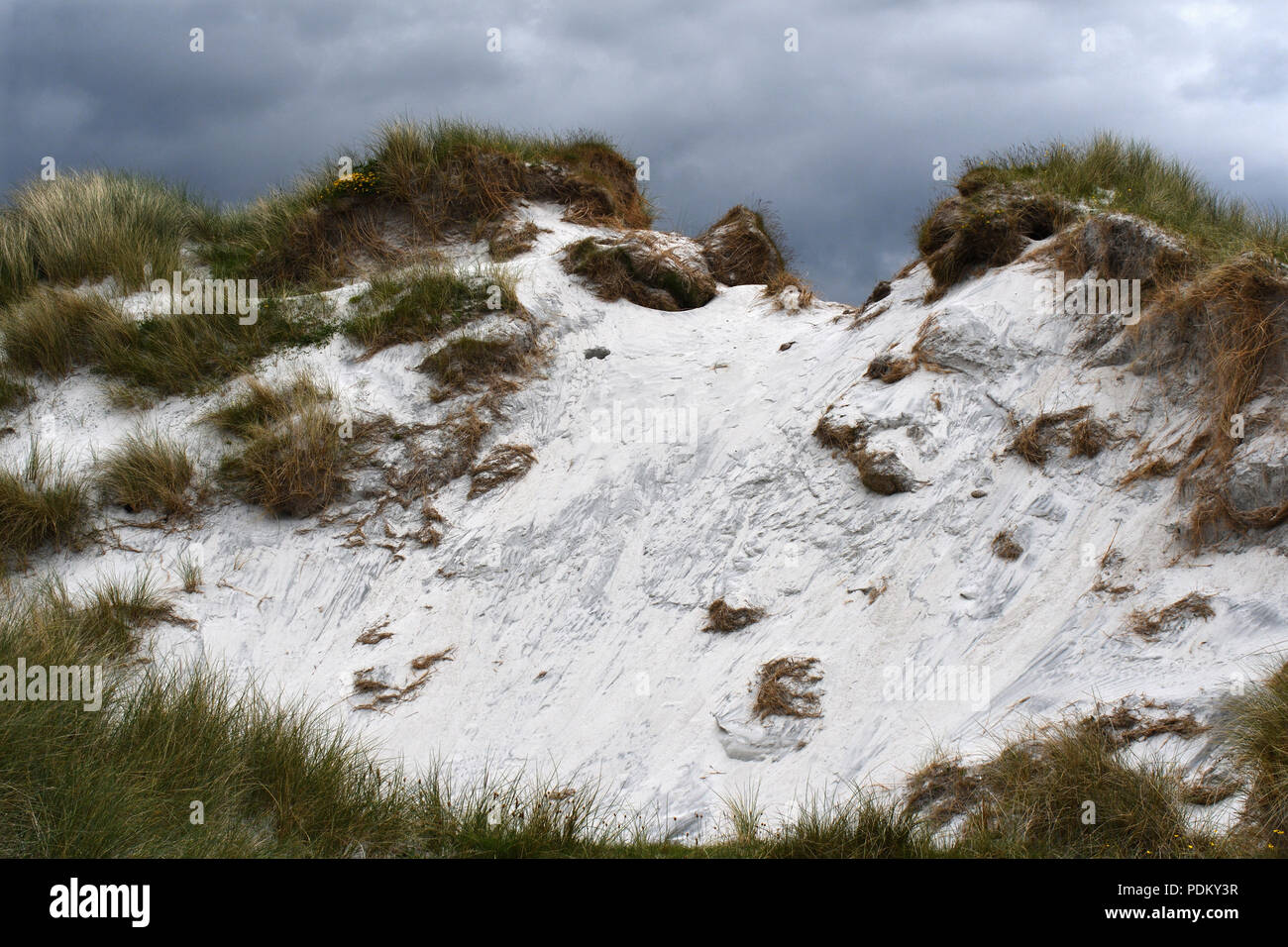 Sand dune gegen den dunklen Himmel; Clachan Sands; North Uist, Schottland Stockfoto
