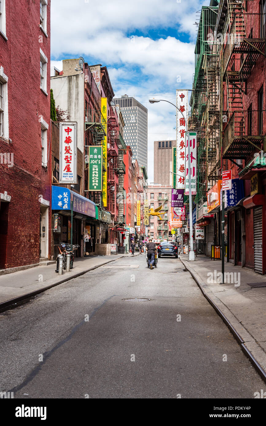 New York City Usa Juni 18 Typische Strasse In Chinatown Mit Chinesischen Buchstaben In Der Innenstadt Von Manhattan Stockfotografie Alamy