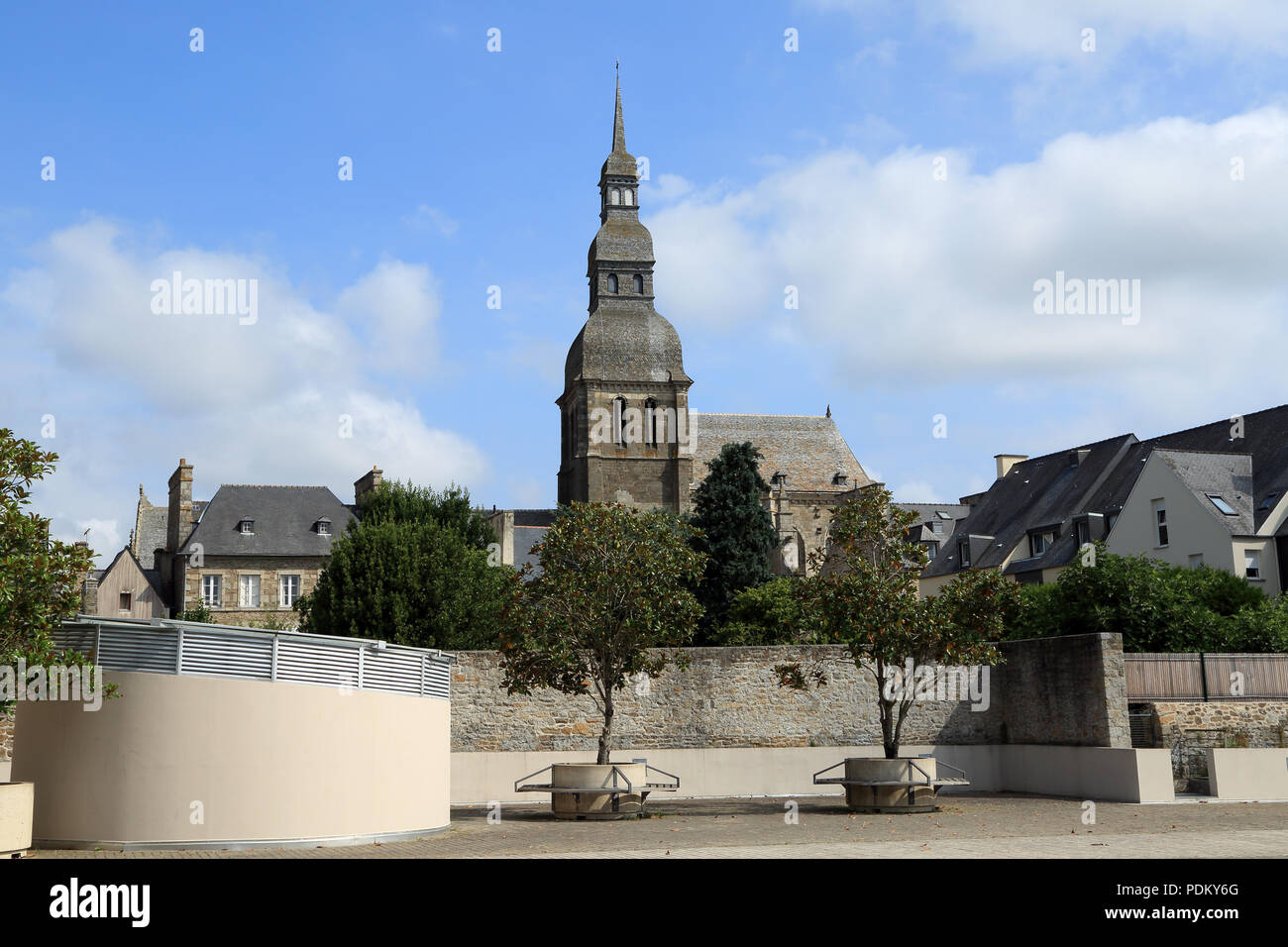 Ansicht der Basilika Saint Saveur von der Rue Victor Basch, Dinan, Cotes d'Armor, Bretagne, Frankreich Stockfoto
