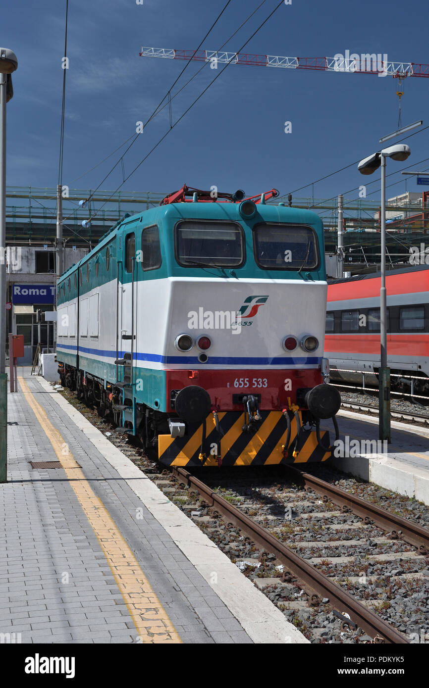 Klasse 655 und Nr. E655 533 und E-Lok; Rom Bahnhof Termini; Italien Stockfoto