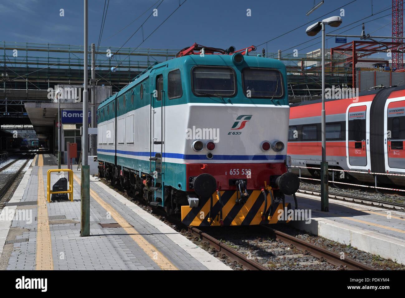 Klasse 655 und Nr. E655 533 und E-Lok; Rom Bahnhof Termini; Italien Stockfoto
