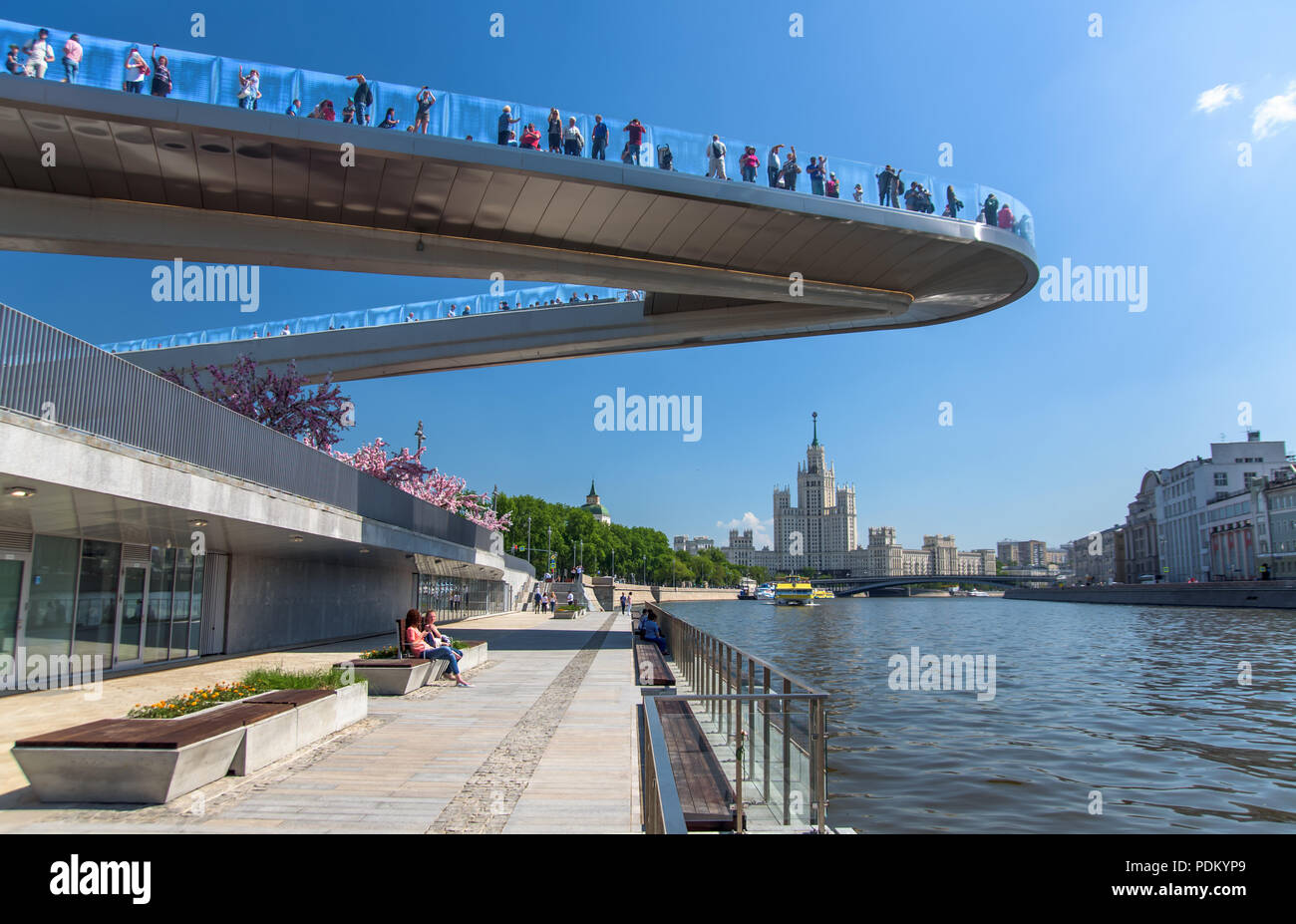 Moskau, Russland, 13. Mai 2018: Menschen auf eine schwimmende Brücke in der Landschaft park Zariadye Stockfoto