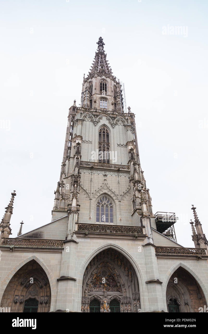Berner Münster Fassade. Es ist ein Schweizer reformierten Kathedrale in der Altstadt von Bern, Schweiz. Im gotischen Stil erbaut, der Bau begann im 14. Stockfoto