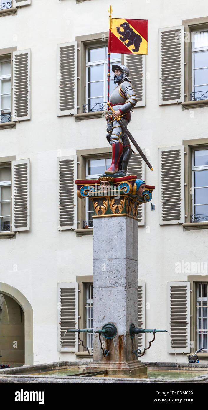 Vennerbrunnen Brunnen vor dem alten Rathaus oder Rathaus von Bern, Schweiz.  Die Statue, die in 1542 zeigt ein Venner in voller Rüstung gebaut  Stockfotografie - Alamy