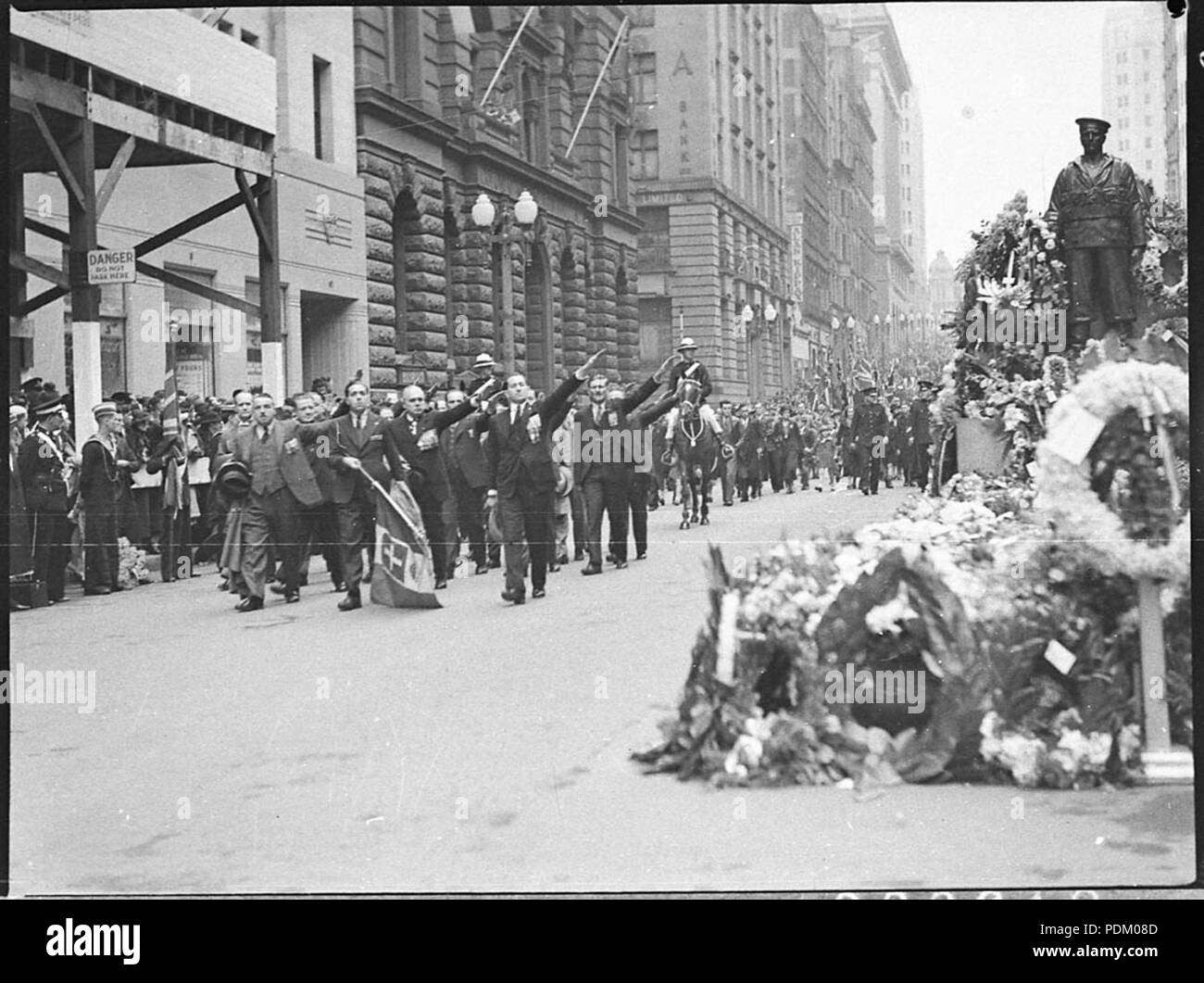 139 20354 SLNSW Ankunft der Gouverneur von Orford ie Anzac Day 1937 Stockfoto