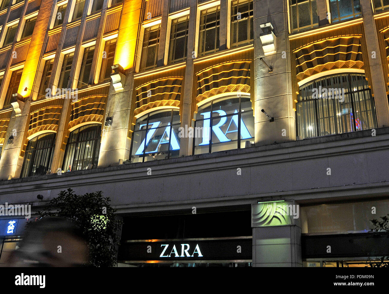 Mosaik Mall mit Zara Boutique, Shanghai, China Stockfoto