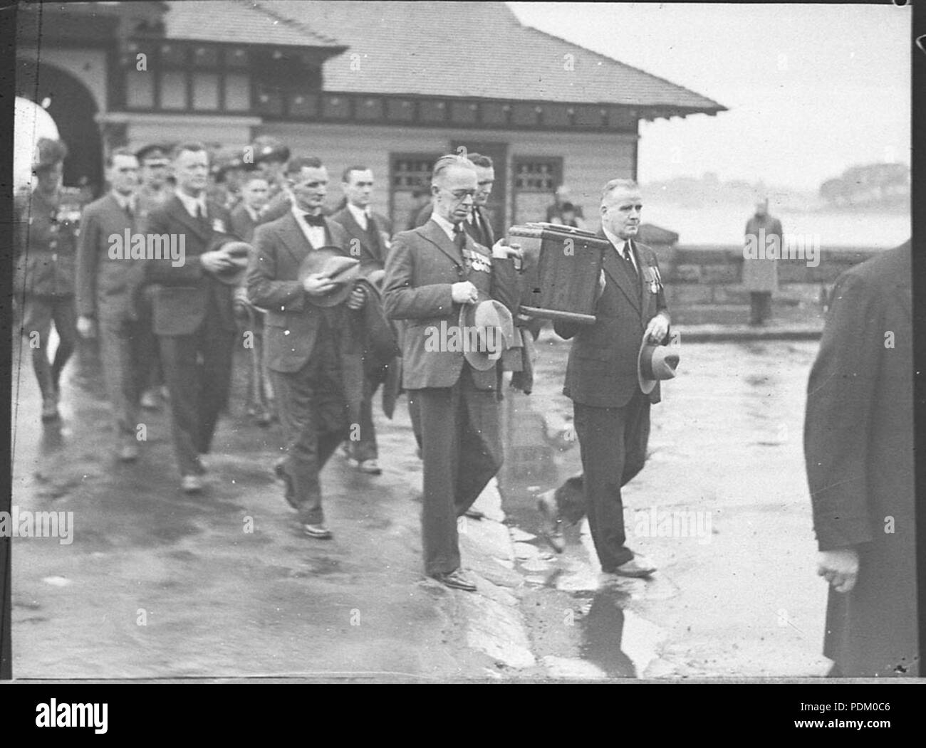 139 20726 SLNSW Ankunft von Gunner Sullivans Asche an ManOWar Schritte Stockfoto