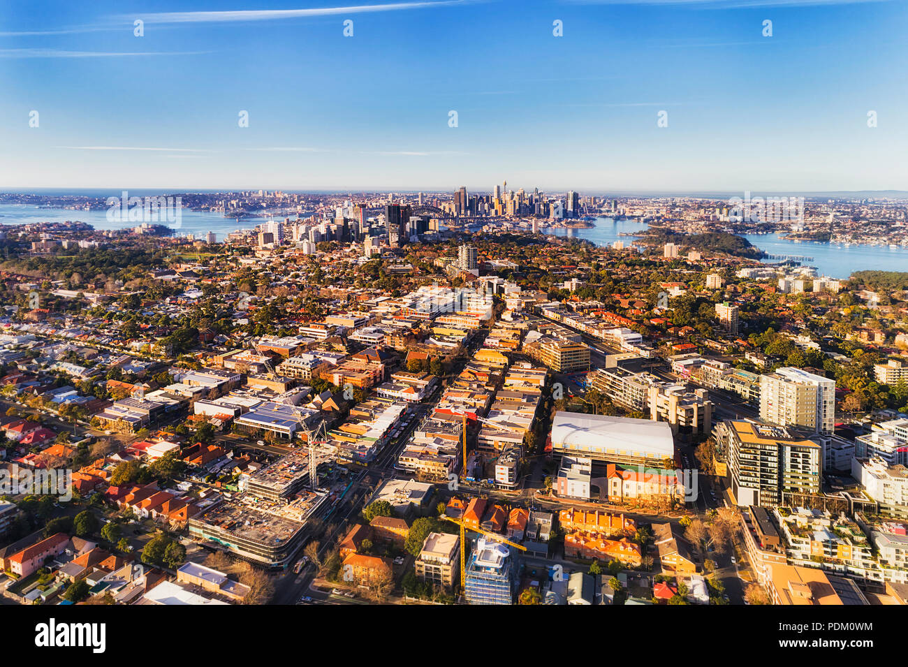 Lokale Wohngebiet Vorstadt in der inneren Stadt Sydney am Ufer des Hafens von Sydney gesehen von oben in der Luft an einem sonnigen Tag mit CBD Wahrzeichen. Stockfoto