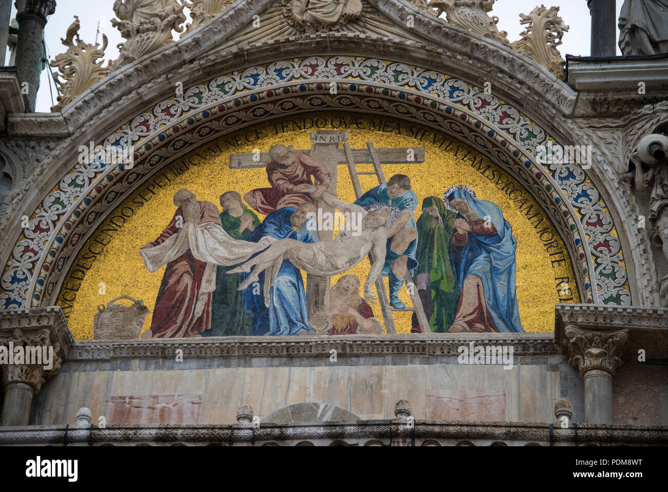 Mosaik mit der Darstellung der Kreuzigung Christi, auf der Außenfassade der Basilika des Hl. Markus, Venedig Stockfoto