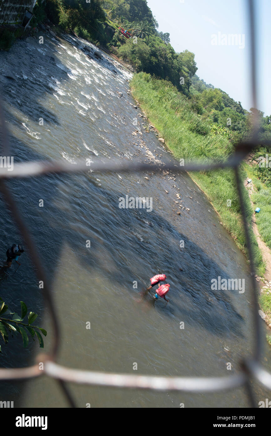 Die Bürger von Guatemala über den Fluss auf die andere Seite von Mexiko zu arbeiten. Grenze von Mexico-Guatemala 12, Juli, 2018. Stockfoto