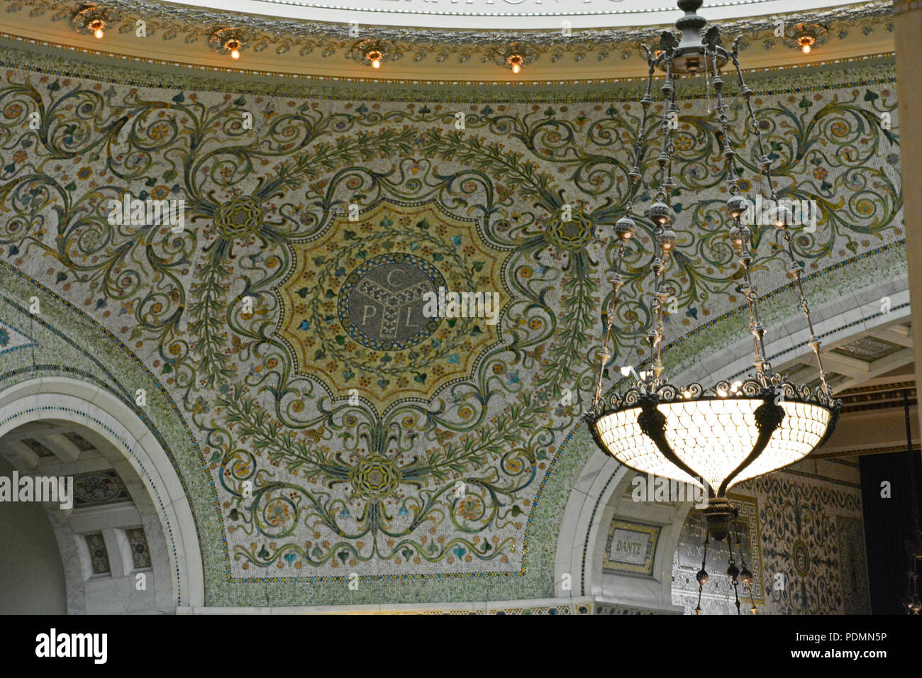 1897 als die erste öffentliche Bibliothek eröffnet, die Chicago Cultural Center Bradley Hall verfügt über ein elegantes Marmor Mosaik und größten Tiffany Glas Kuppel Stockfoto