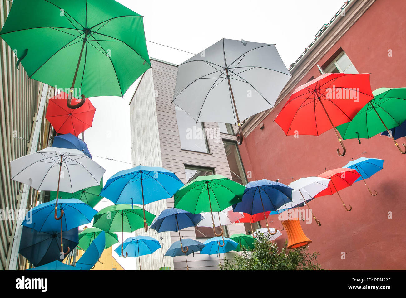 Eine Reihe von schwebenden Sonnenschirme bestehen aus einem bunten Installation in Bergen, Norwegen. Stockfoto