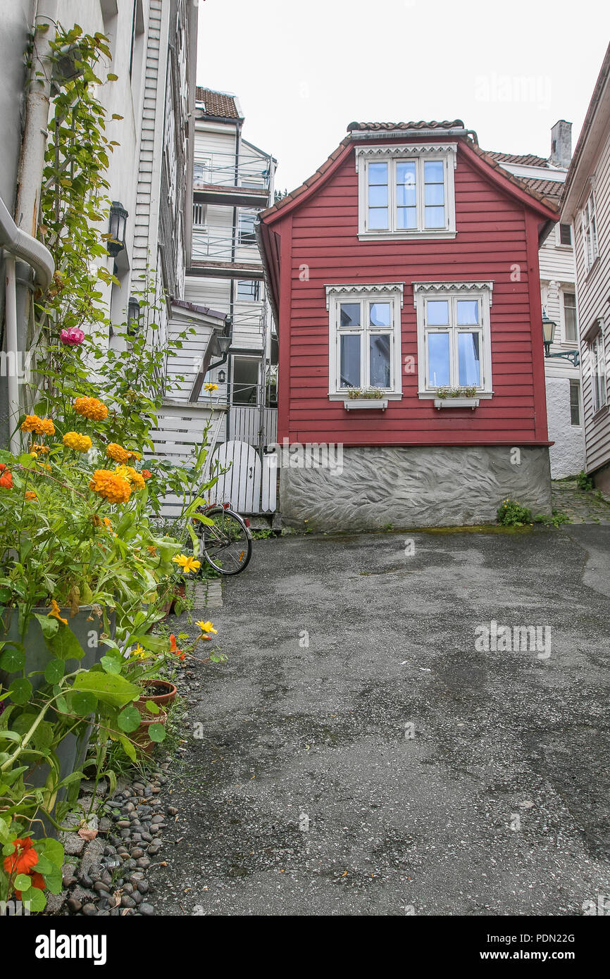 Kleines Haus und Hof in Bergen, Norwegen. Stockfoto