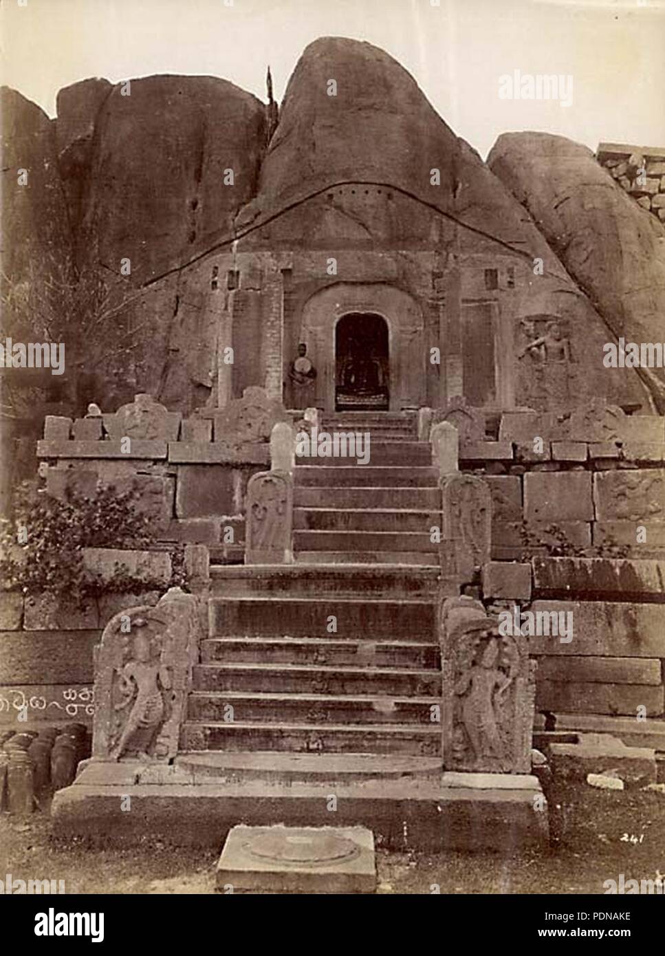 Anuradhapura, einem buddhistischen Zentrum aus alten Zeiten (eiklar Foto, Ende 1800). Stockfoto Anuradhapura, einem buddhistischen Zentrum aus alten Zeiten (eiklar Foto, Ende 1800). Stockfoto