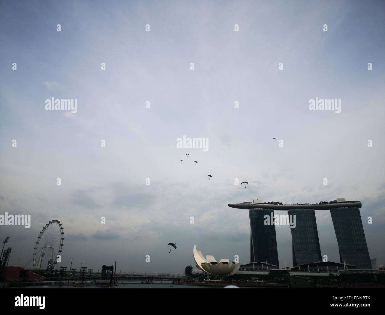 Singapur, Singapur. 09 Aug, 2018. Tausende von ausländischen Touristen und singapurer Die atemberaubende Darbietungen, eine Ausstellung von Kampfjets gezeugt, und elegante Feuerwerk an der Marina Bay während der 53 nationalen Tag der Singapur. Credit: Sherbien Dacalanio/Pacific Press/Alamy leben Nachrichten Stockfoto