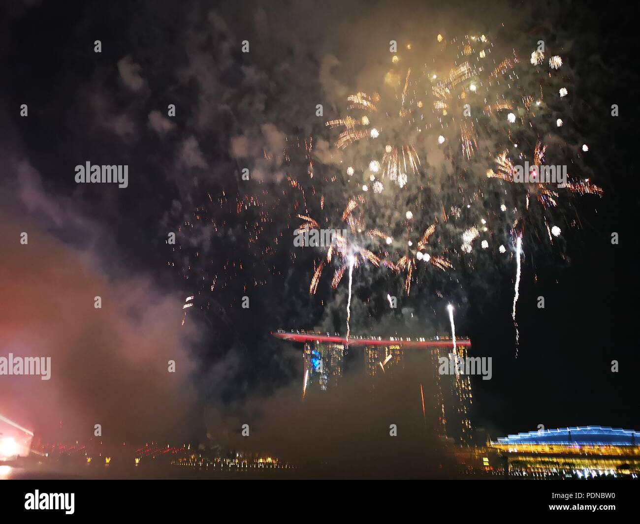 Singapur, Singapur. 09 Aug, 2018. Tausende von ausländischen Touristen und singapurer Die atemberaubende Darbietungen, eine Ausstellung von Kampfjets gezeugt, und elegante Feuerwerk an der Marina Bay während der 53 nationalen Tag der Singapur. Credit: Sherbien Dacalanio/Pacific Press/Alamy leben Nachrichten Stockfoto