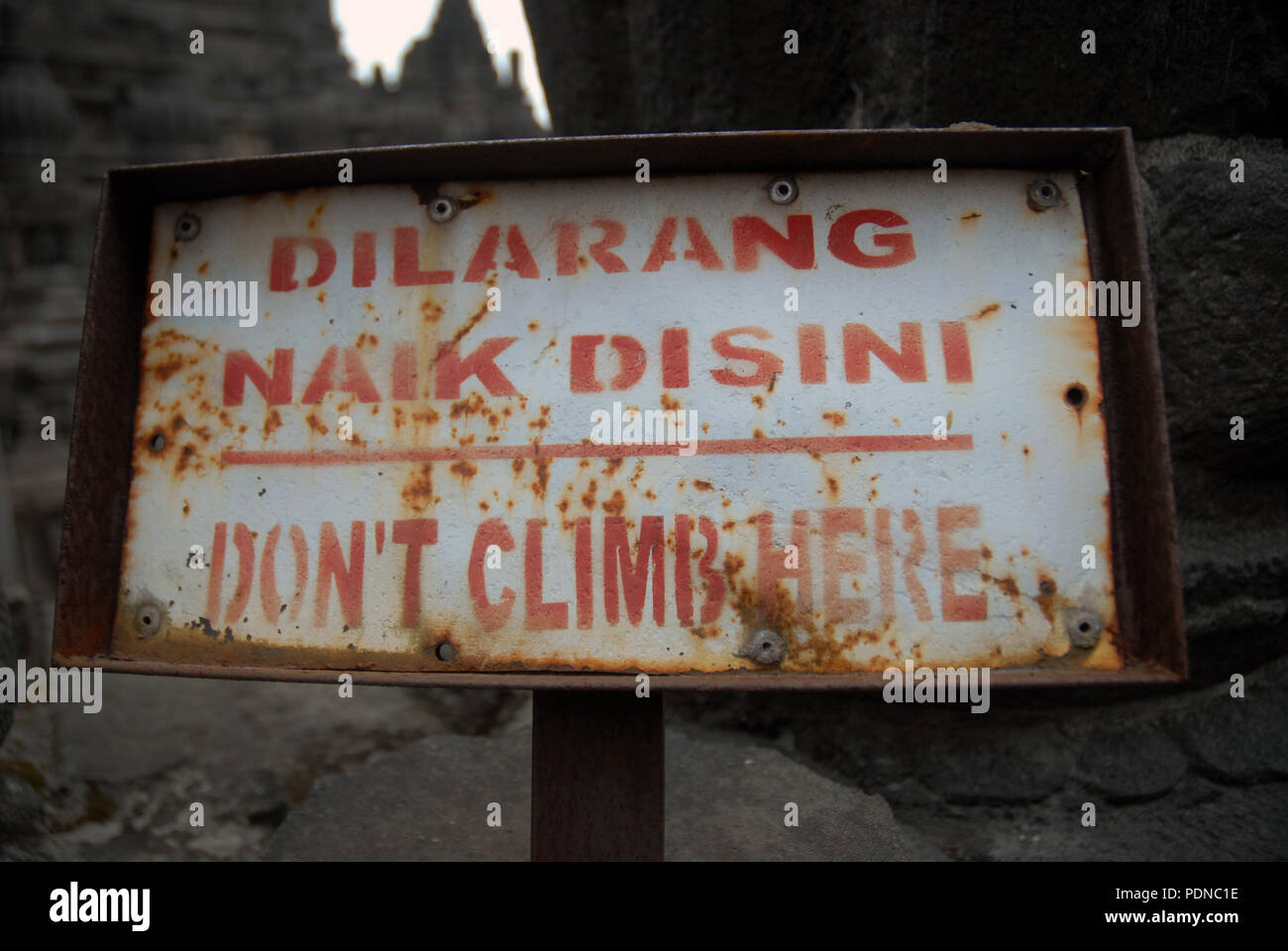 Klettern Sie nicht hier, Prambanan, Sleman Regency, Special Region Yogyakarta, Indonesien. Stockfoto