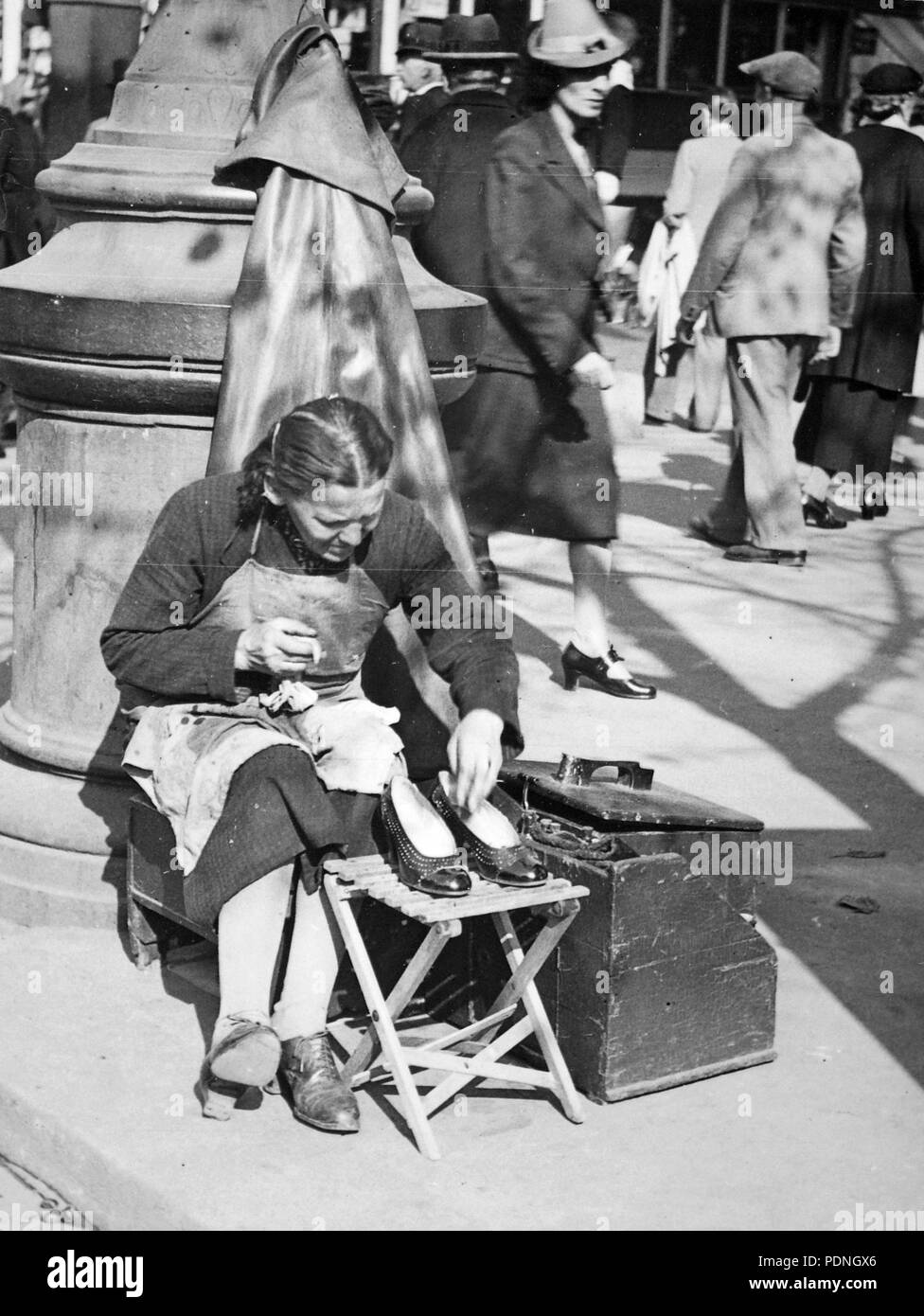 89 Budapest VIII., József Körút - Rákóczi út sarok, utcai cipőpucoló. - Fortepan 14381 Stockfoto
