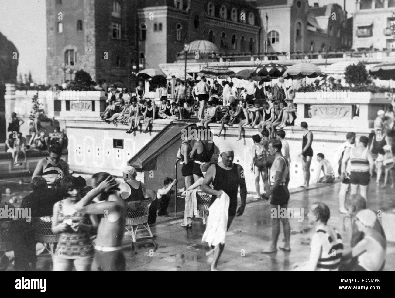89 Budapest XI., Gellért Gyógyfürdő, hullámmedence háttérben ein szálloda. 14352 Fortepan Stockfoto