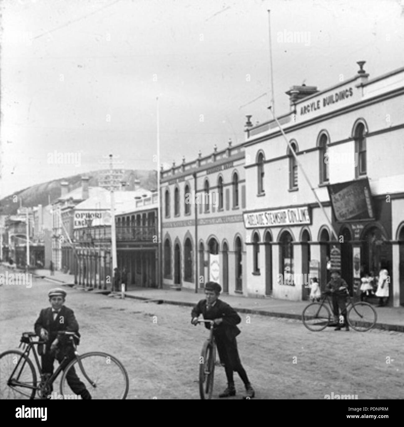 27 Jungen mit Fahrrädern, Albany Stockfoto