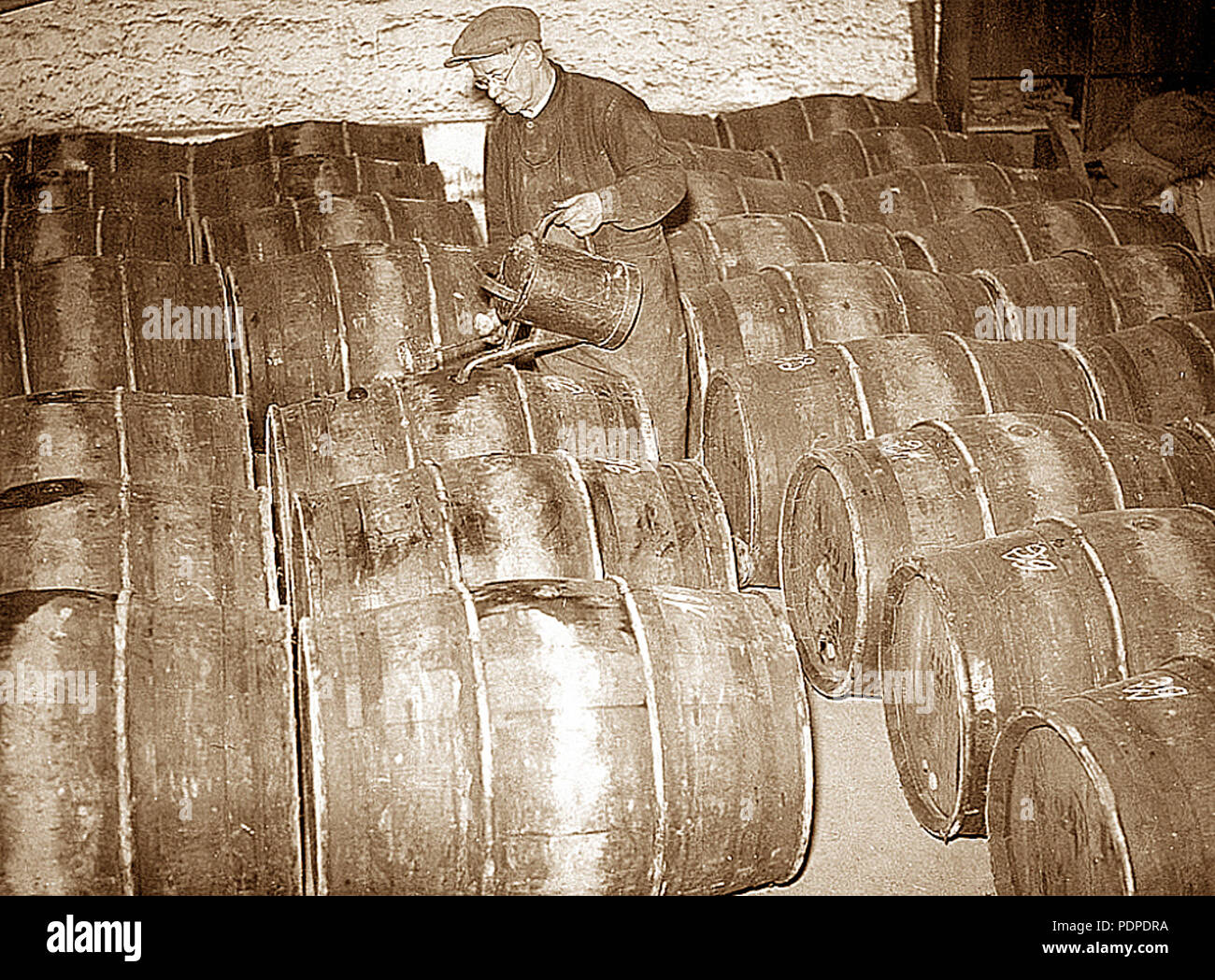 Höhle centrale entrepôt St Bernard, Halle aux Vins Paris 5e. Agenten du Personal se trouvant dans un-Chai. 1938. 251 Ouillage à la Halle aux Vins Stockfoto