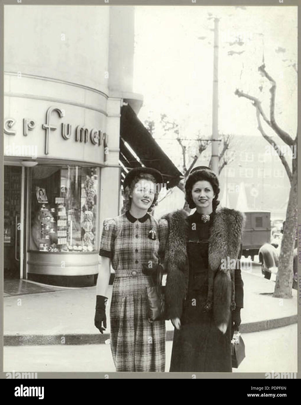 17 Australian Fashion außerhalb Minerva französischen Parfümerie, Kings Cross, Sydney, Juli 1941 Stockfoto